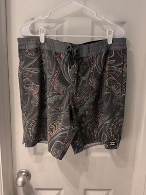 Billabong Men’s Gray Paisley-Print Board Shorts with Multicolor Accents Size 34